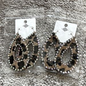 Tipi leather leopard rhinestone earrings ✨